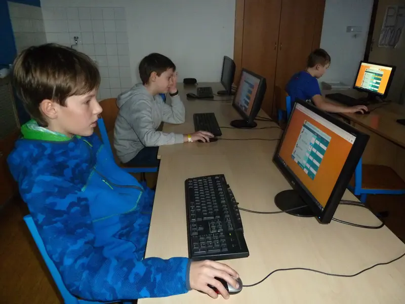 4.třída procvičuje učivo na počítačích