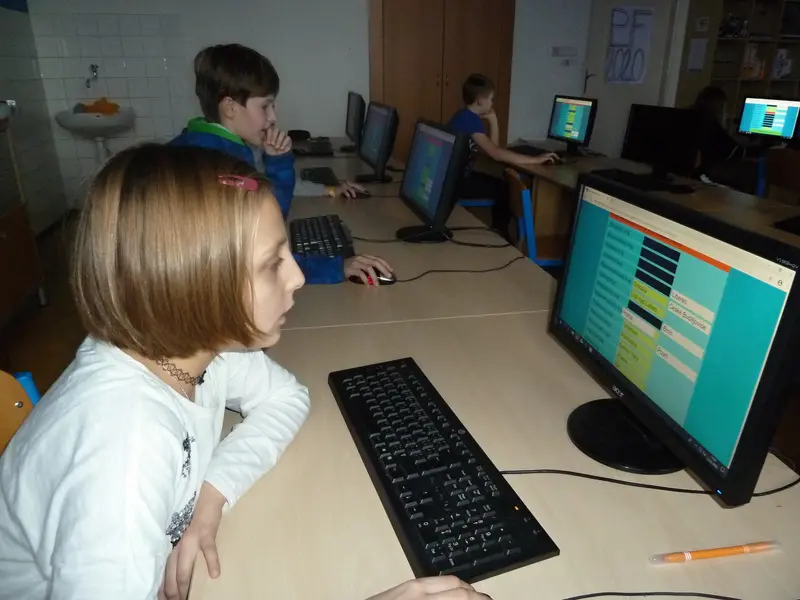 4.třída procvičuje učivo na počítačích