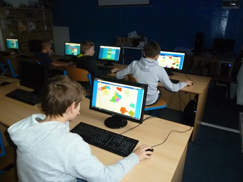 4.třída procvičuje učivo na počítačích