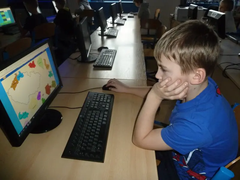 4.třída procvičuje učivo na počítačích