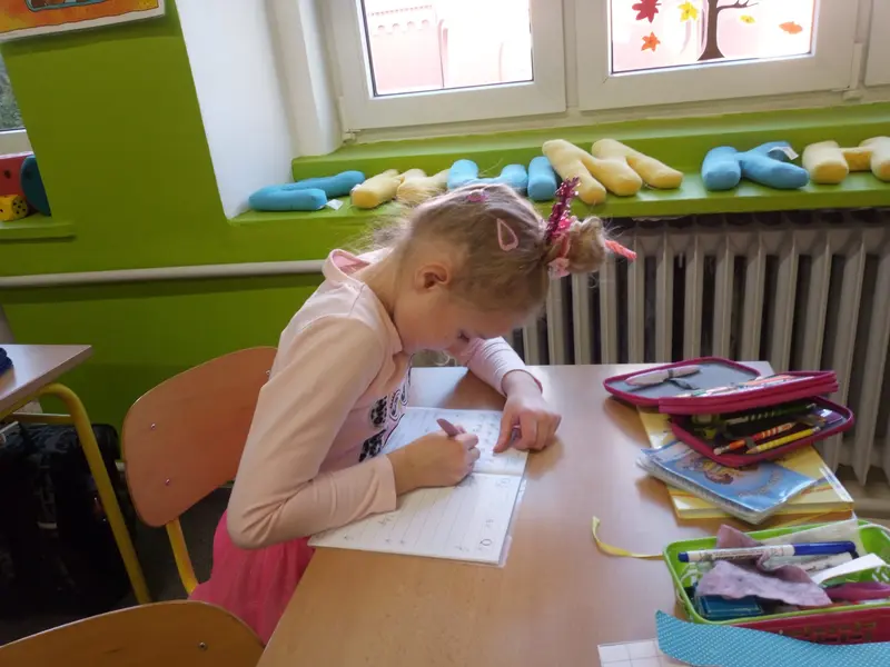 Den nevšedních účesů či pokrývek hlavy