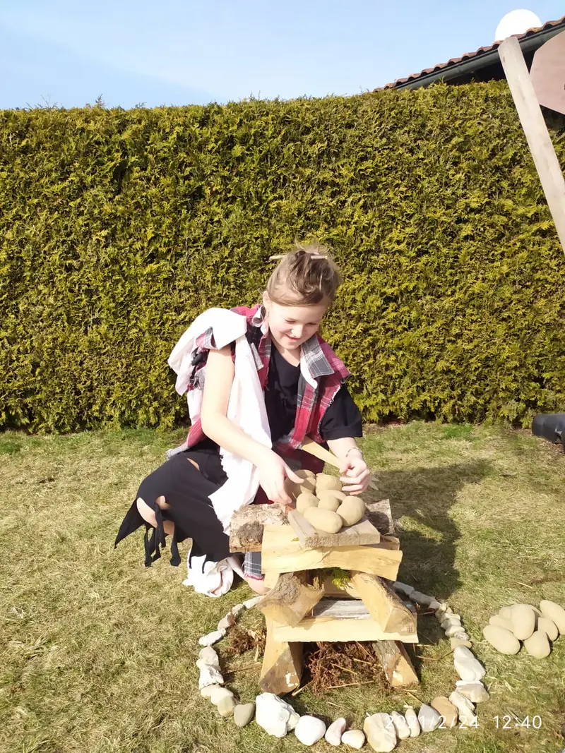 Čtvrťáci navštívili pravěk